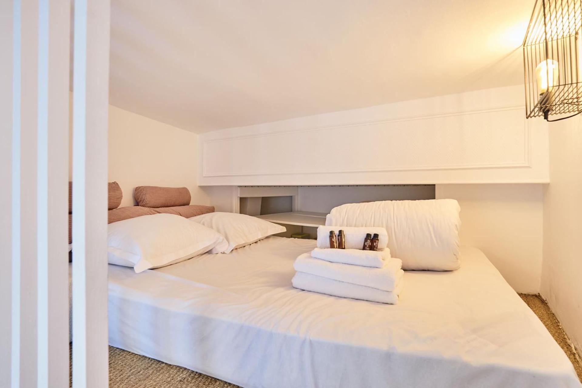 Centre De By Prestige